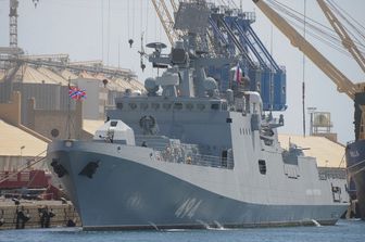 Una fregata russa in un porto sudanese