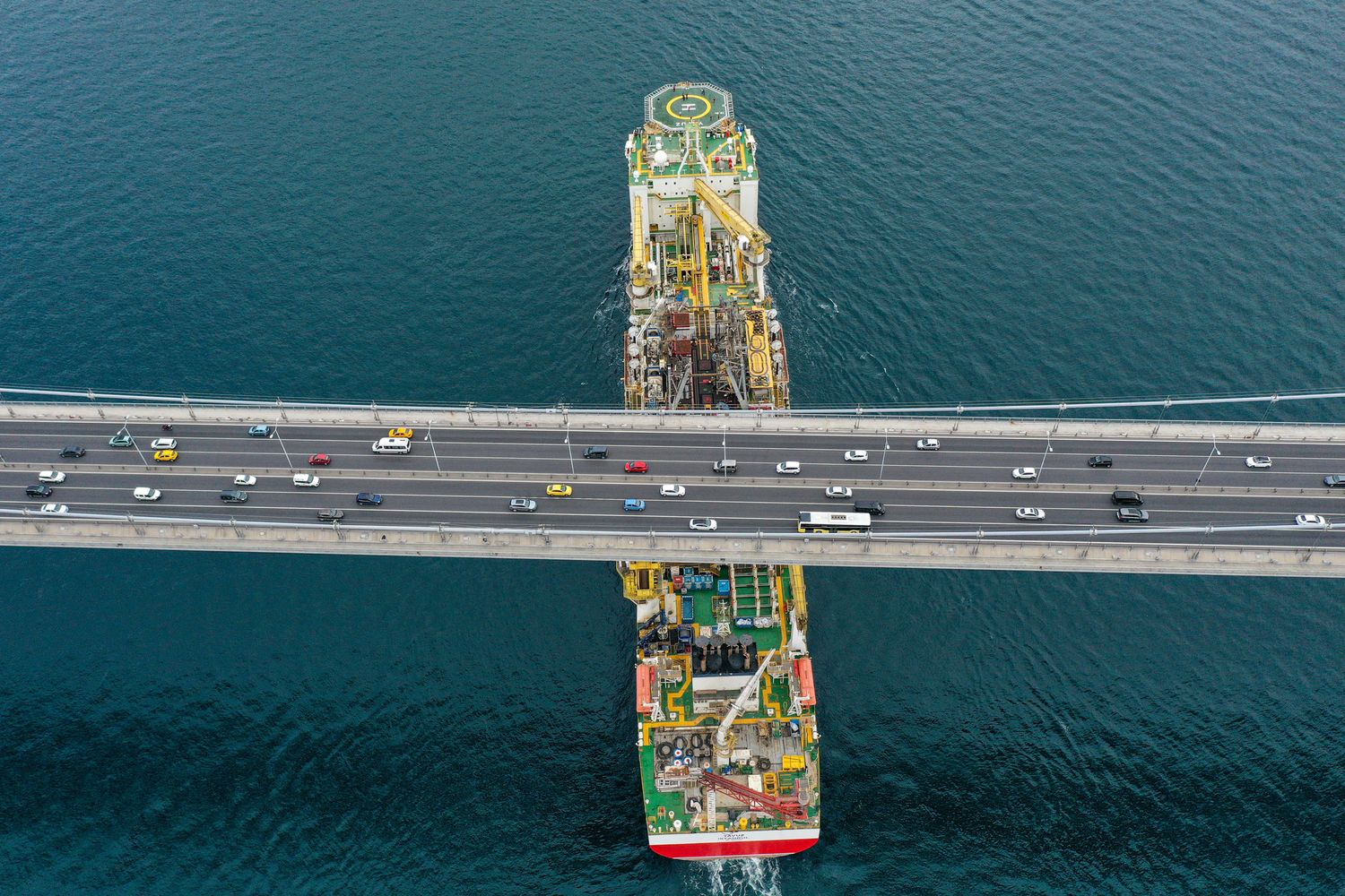 La nave turca per trivellazioni 'Yanuz' attraversa il Bosforo
