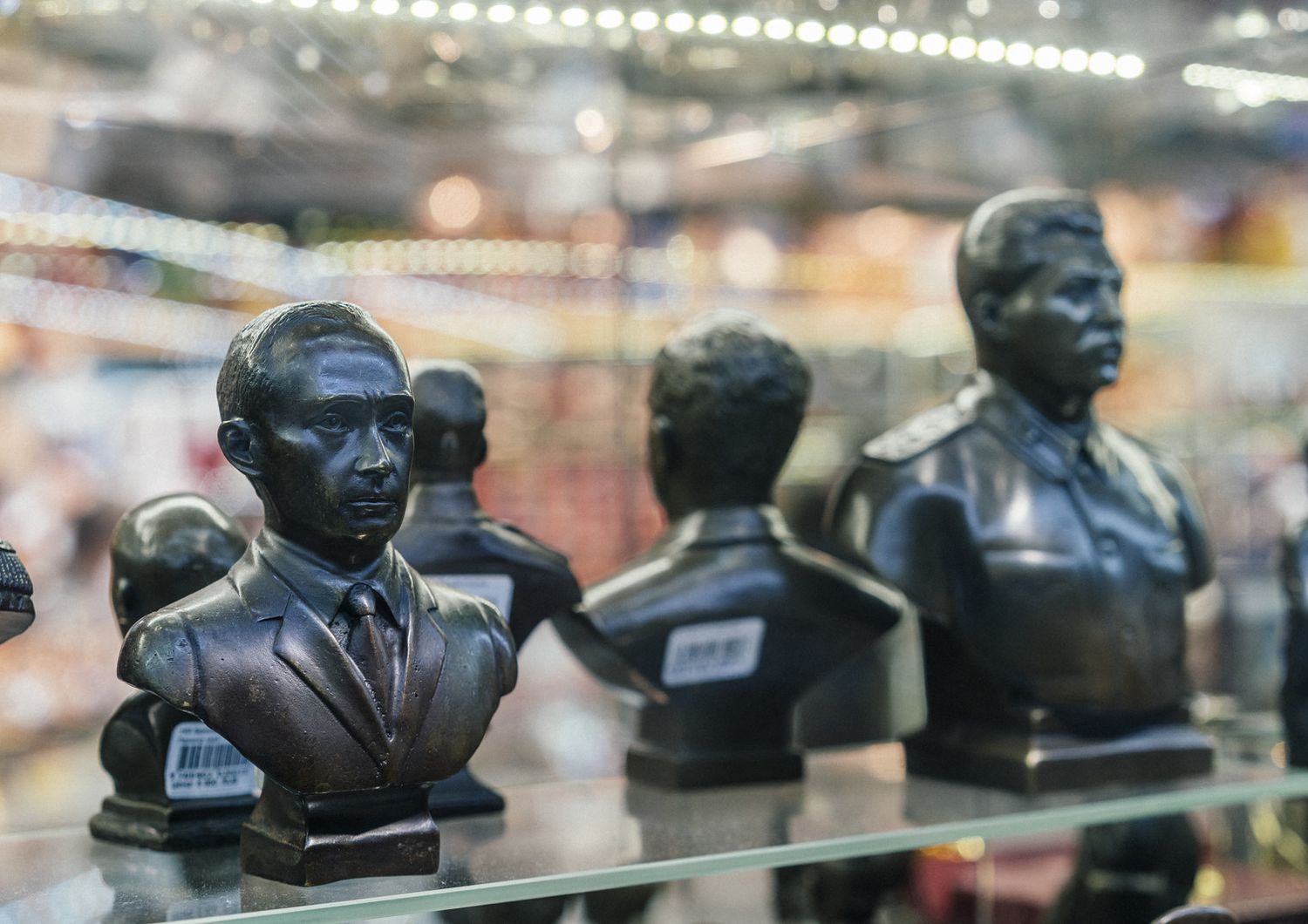 Piccoli busti di Putin e di Stalin