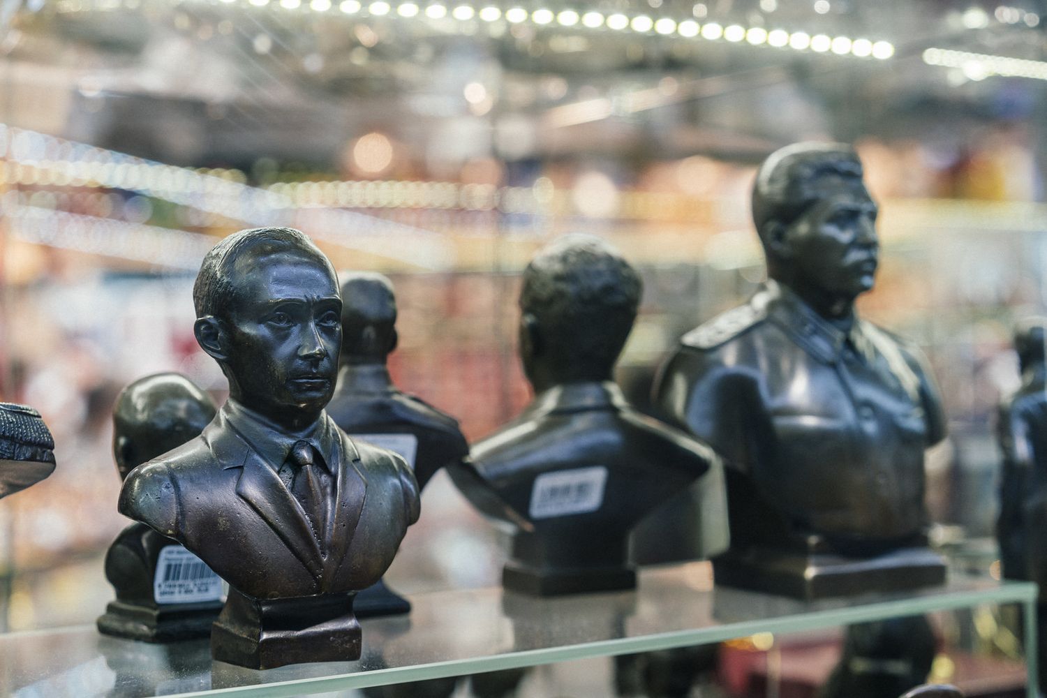 Piccoli busti di Putin e di Stalin