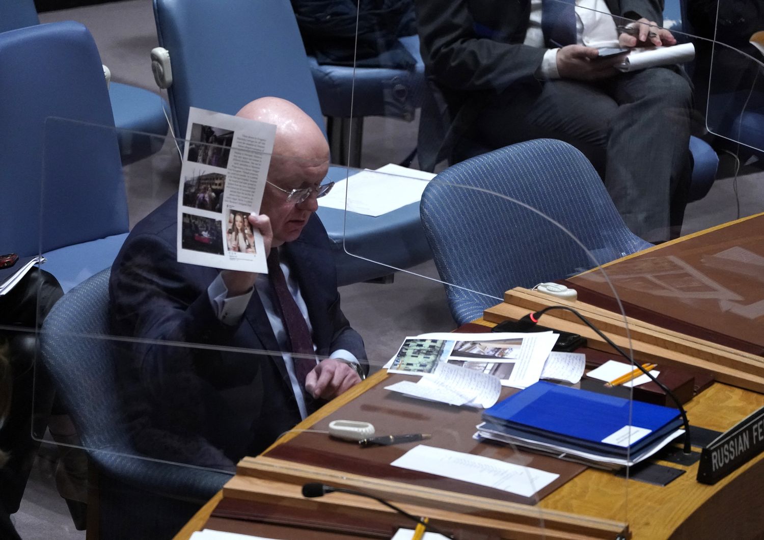 L'ambasciatore russo all'Onu&nbsp;Vassily Nebenzia mostra presunti documenti segreti sulle armi chimico batteriologiche