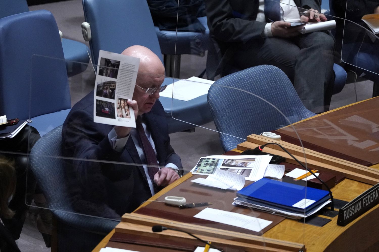 L'ambasciatore russo all'Onu&nbsp;Vassily Nebenzia mostra presunti documenti segreti sulle armi chimico batteriologiche
