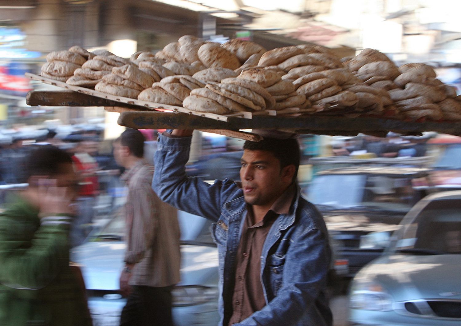 Un venditore di pane per le strade del Cairo