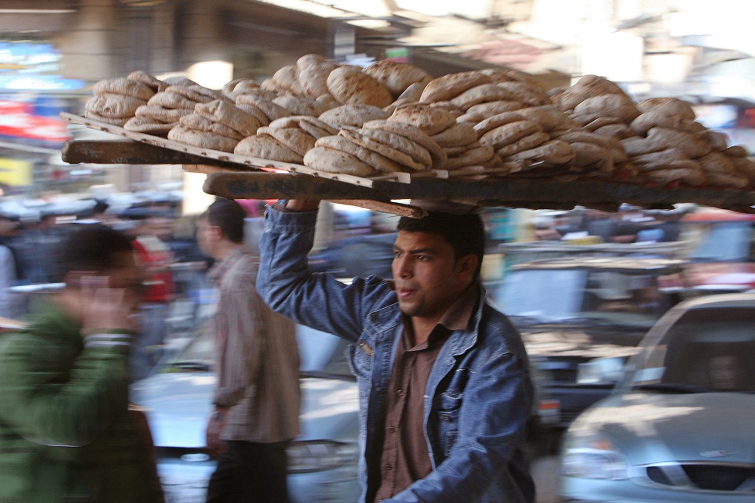 Un venditore di pane per le strade del Cairo