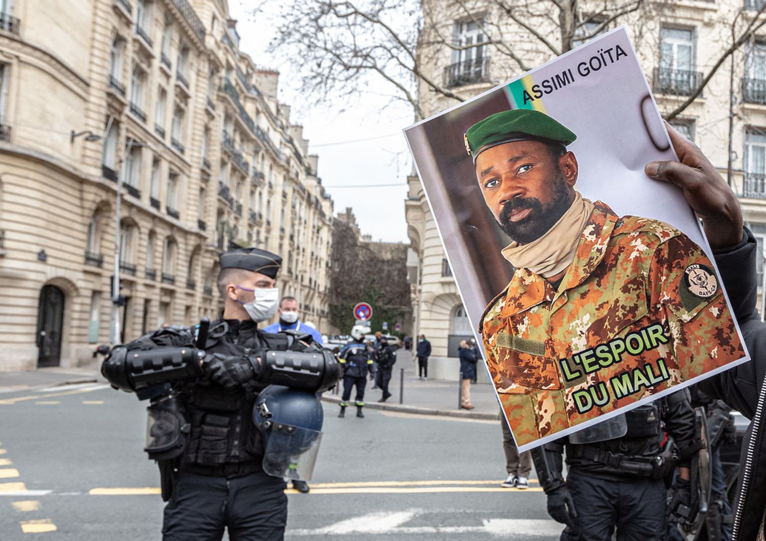 Un'immagine di Assimi Goita durante una manifestazione a Parigi