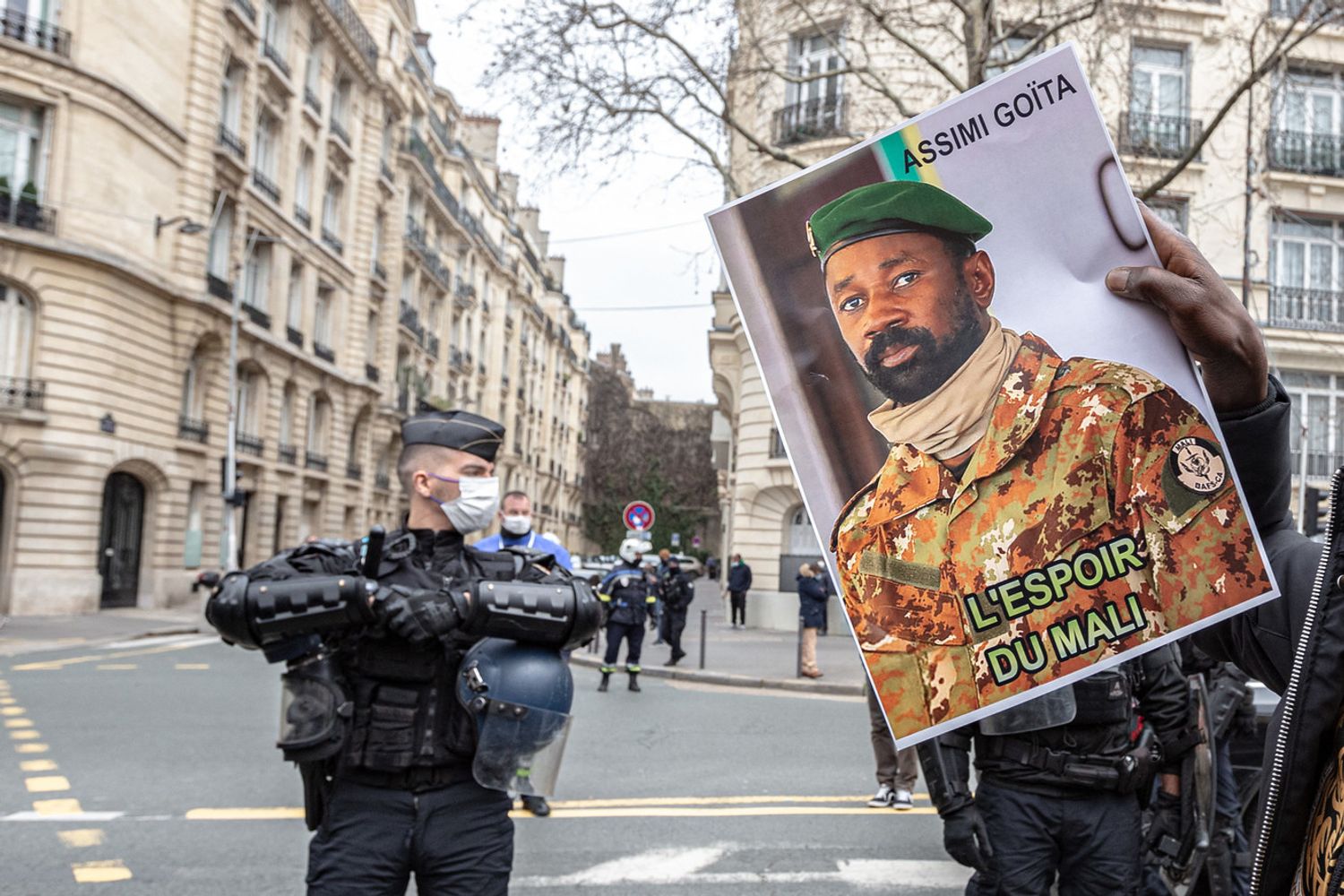 Un'immagine di Assimi Goita durante una manifestazione a Parigi