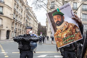 Un'immagine di Assimi Goita durante una manifestazione a Parigi