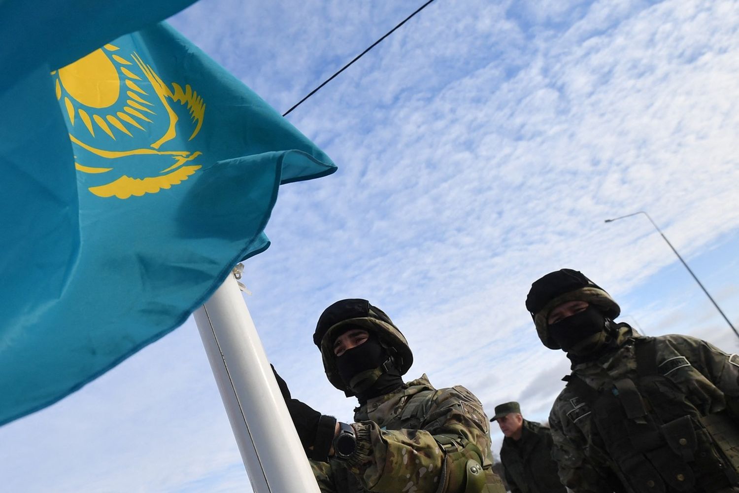 Bandiera e soldati Kazakhstan