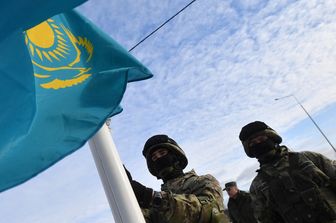 Bandiera e soldati Kazakhstan