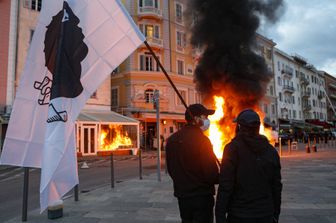 Indipendentisti corsi durante gli scontri seguiti alla morte in carcere del loro leader