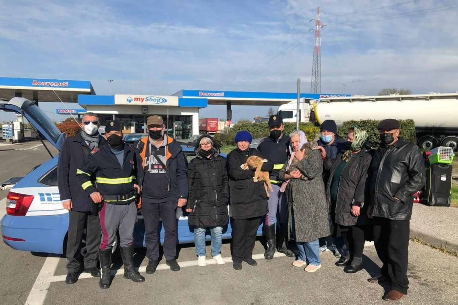 Un gruppo di rifugiati ucraini sordomuti sull'Autostrada A21&nbsp;