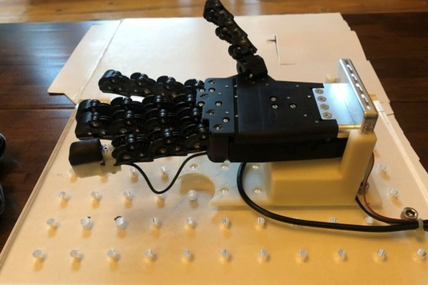 Mano robotica con un polpastrello tattile stampato in 3D sul mignolo