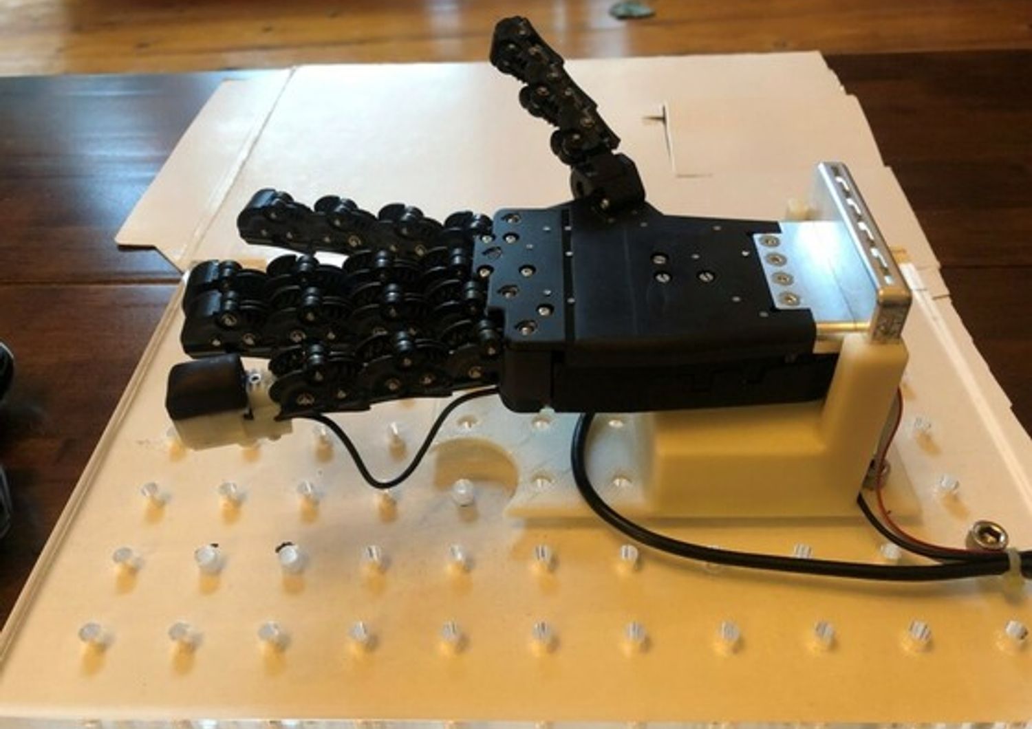 Mano robotica con un polpastrello tattile stampato in 3D sul mignolo