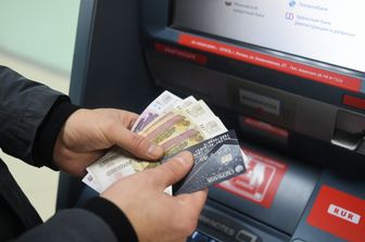 Sportello pe ril prelievo in rubli a Mosca&nbsp;