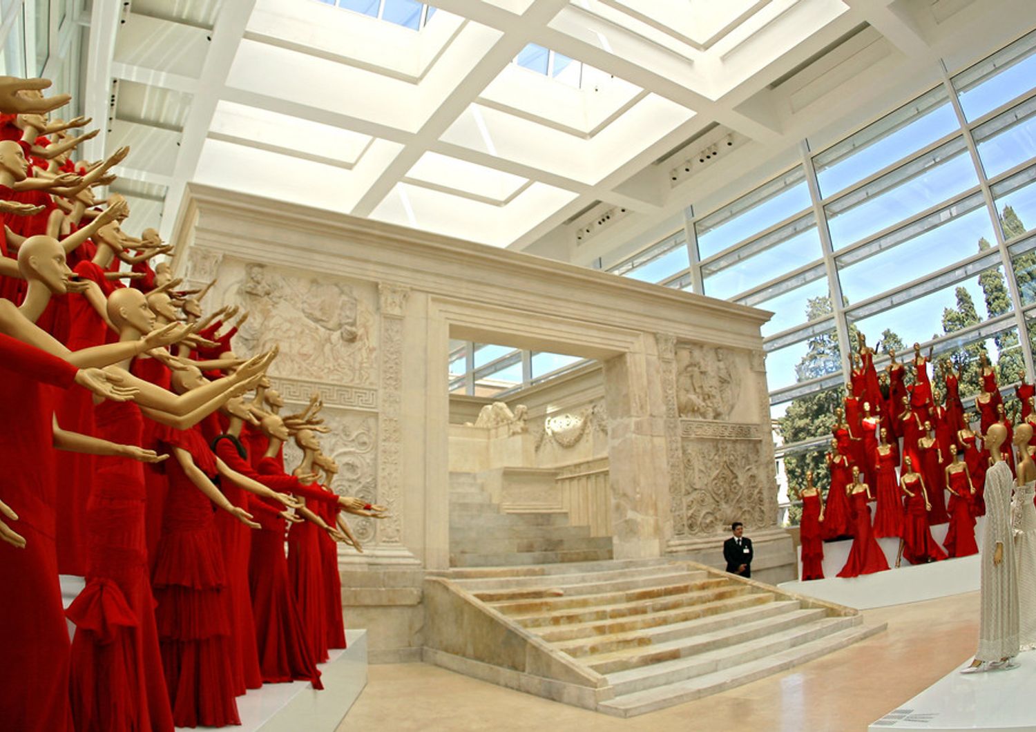 La mostra del 2007 degli abiti Valentino nel museo dell'Ara Pacis a Roma&nbsp;