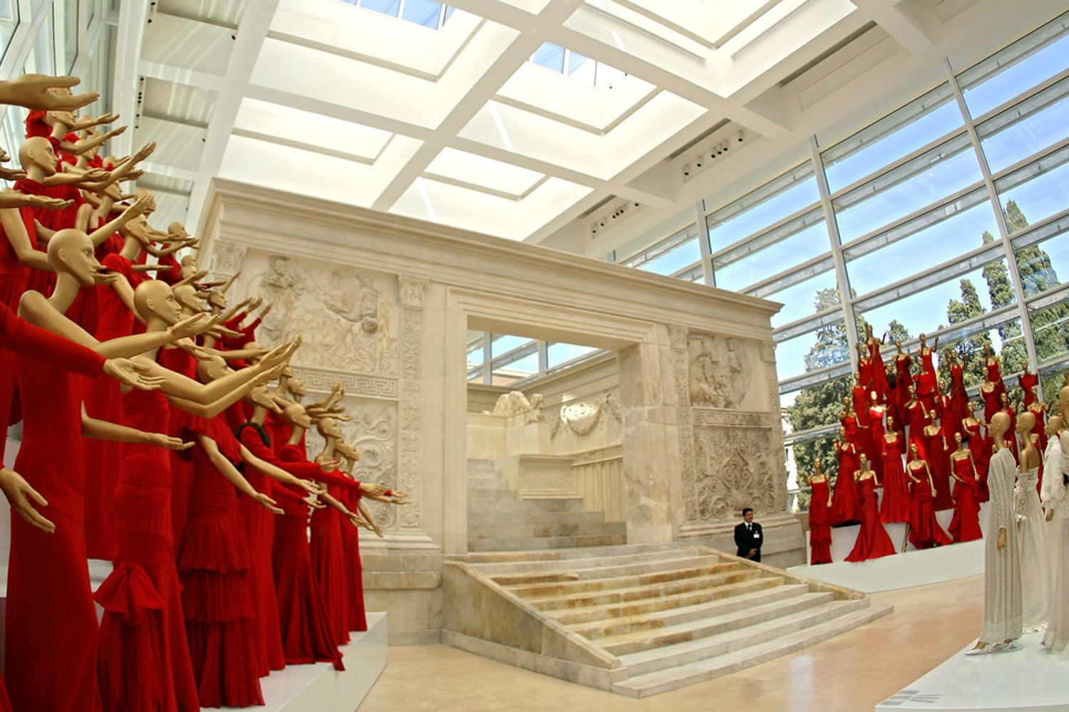 La mostra del 2007 degli abiti Valentino nel museo dell'Ara Pacis a Roma&nbsp;