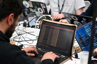 Programmatore lavora su software per la sicurezza