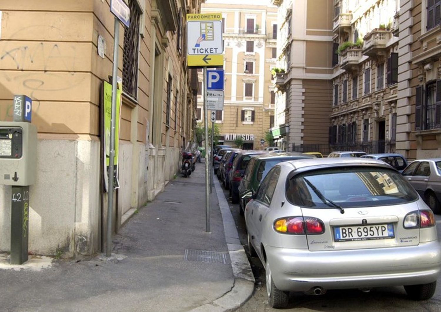 automobilisti italiani perdono 30 minuti giorno parcheggio