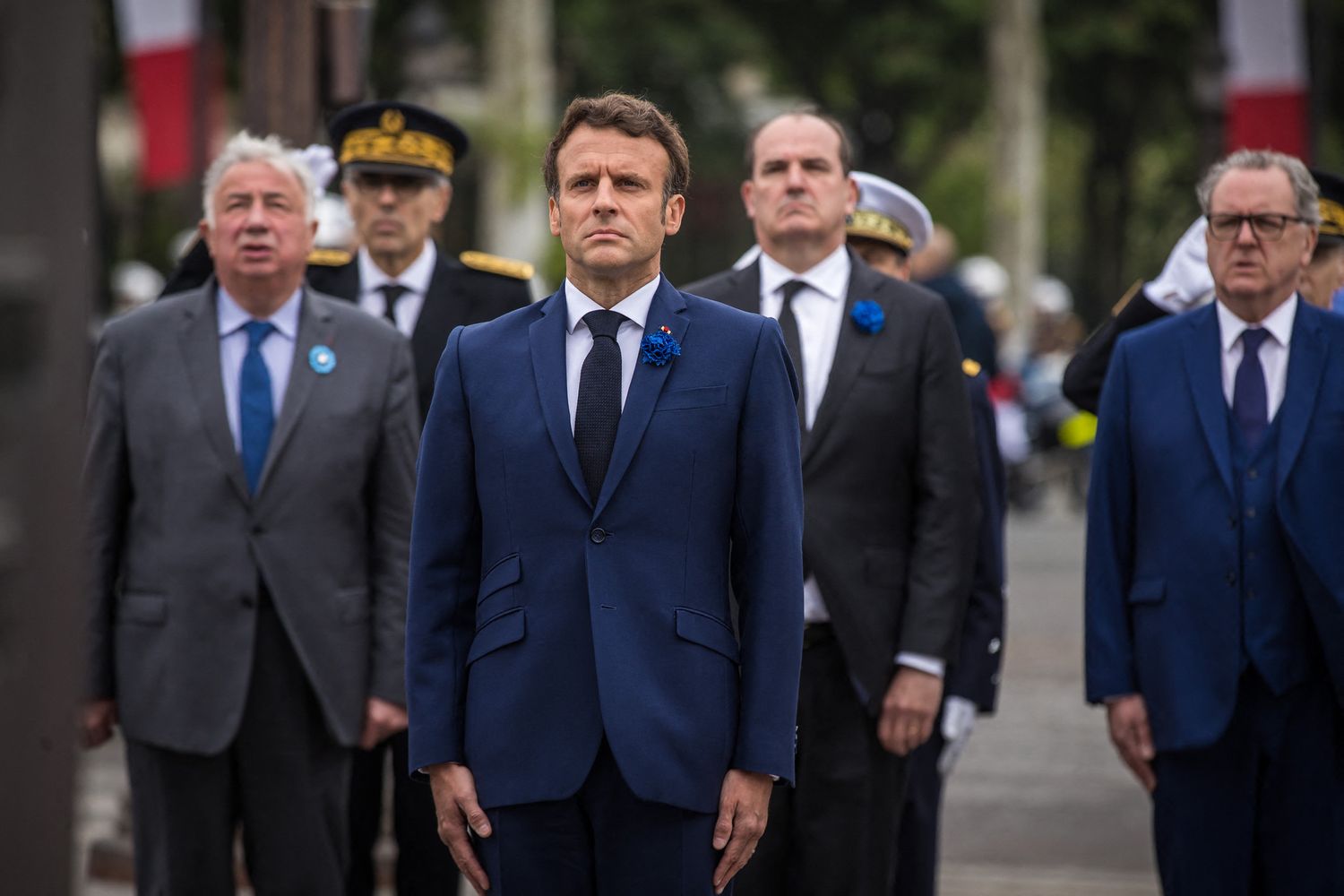Il presidente francese Emmanuel Macron rende omaggio dalla statua del generale de Gaulle&nbsp;