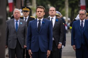 Il presidente francese Emmanuel Macron rende omaggio dalla statua del generale de Gaulle&nbsp;