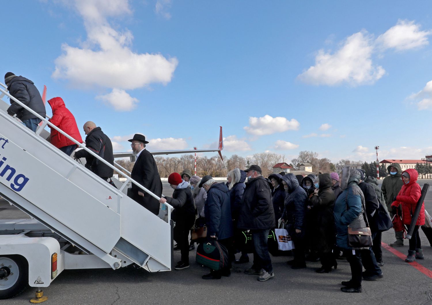 Rifugiati ebrei ucraini si imbarcano su un volo per Israele dalla capitale moldava Chisinau