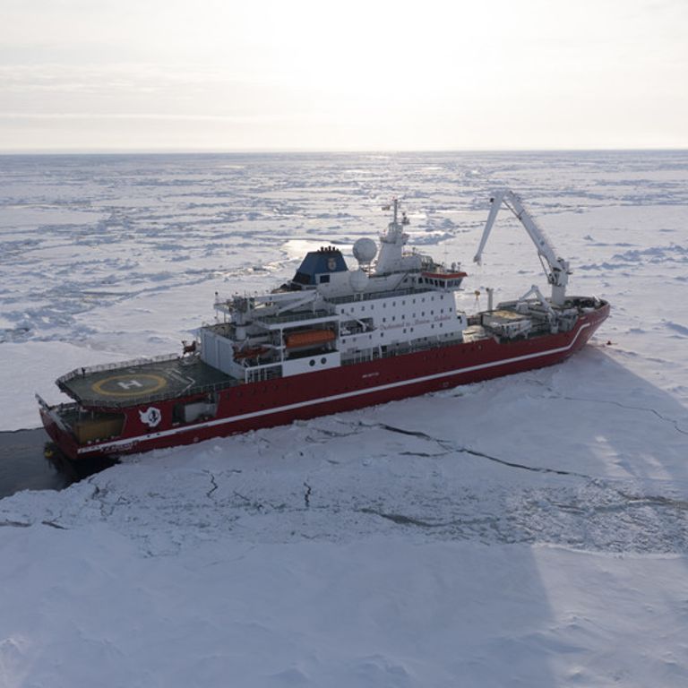 Una nave attraversa i ghiacci dell'Antartide