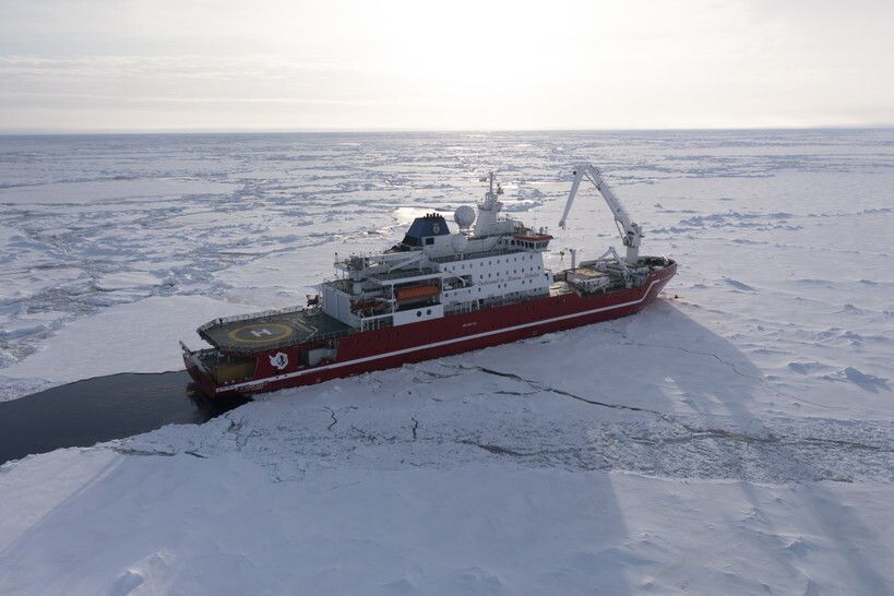 Una nave attraversa i ghiacci dell'Antartide