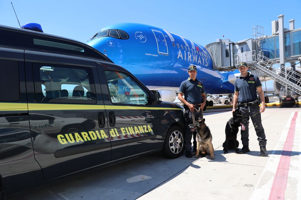 Guardia di Finanza, cani anti-droga&nbsp;