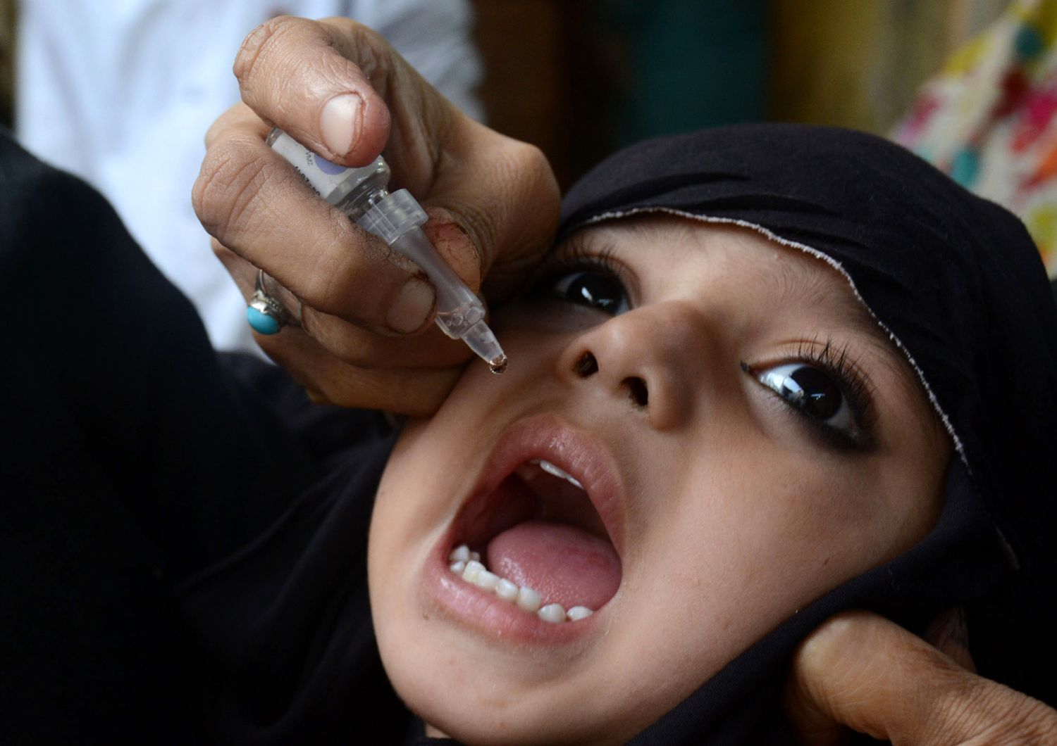 Lahore, Giornata mondiale contro la Polio, un operatore sanitario somministra vaccini contro la poliomielite gratuitamente ai bambini in Pakistan&nbsp;