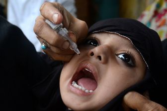 Lahore, Giornata mondiale contro la Polio, un operatore sanitario somministra vaccini contro la poliomielite gratuitamente ai bambini in Pakistan&nbsp;