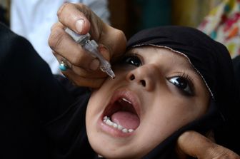 Lahore, Giornata mondiale contro la Polio, un operatore sanitario somministra vaccini contro la poliomielite gratuitamente ai bambini in Pakistan&nbsp;