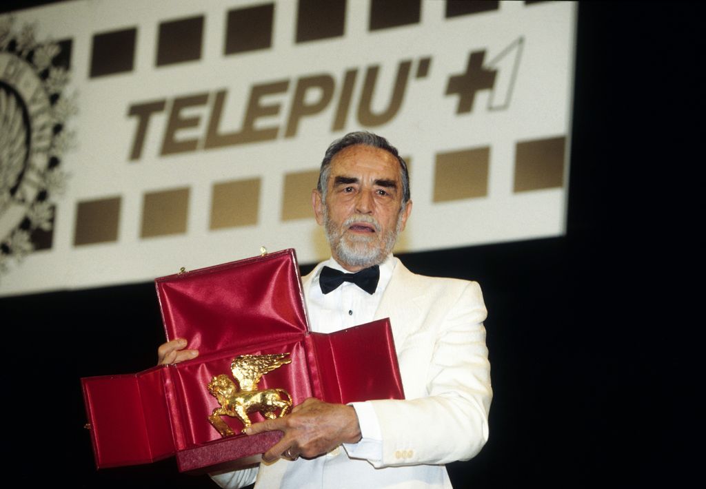 Vittorio Gassman riceve leone d&rsquo;oro alla carriera