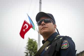 Nagorno Karabakh, poliziotto azero vicino al confine con l&rsquo;Armenia