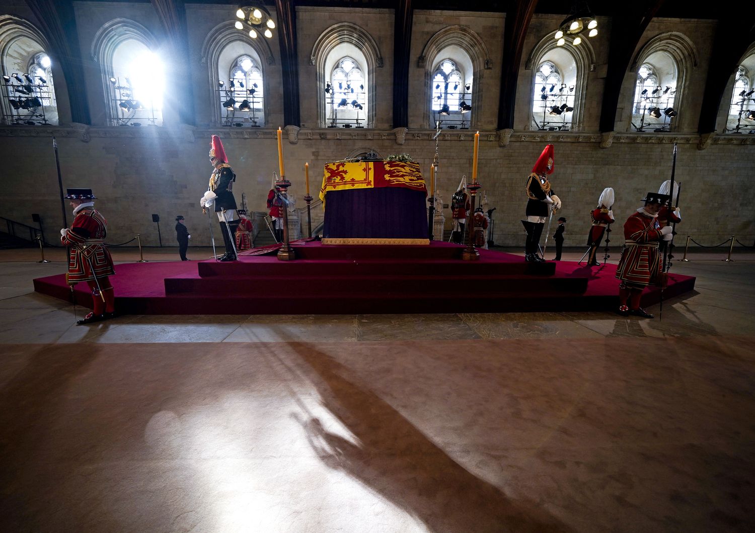 Il feretro di Elisabetta II a Westminster Hall&nbsp;