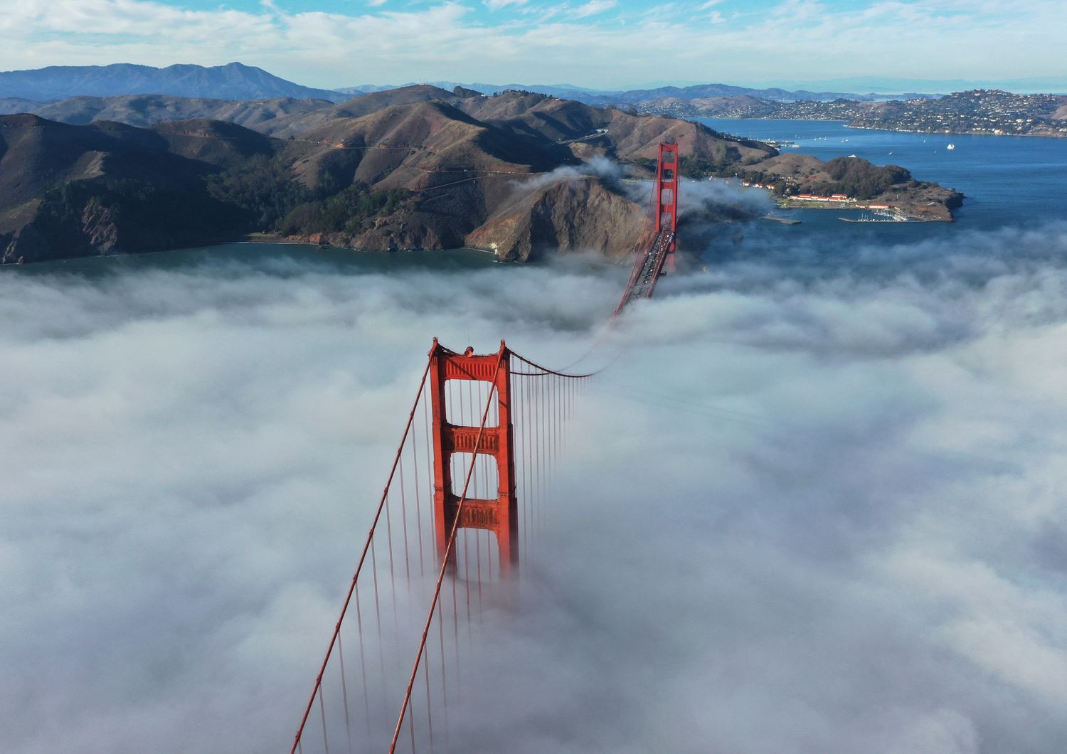 Il Golden Gate Bridge di San Francisco avvolto dalla tradizionale nebbia