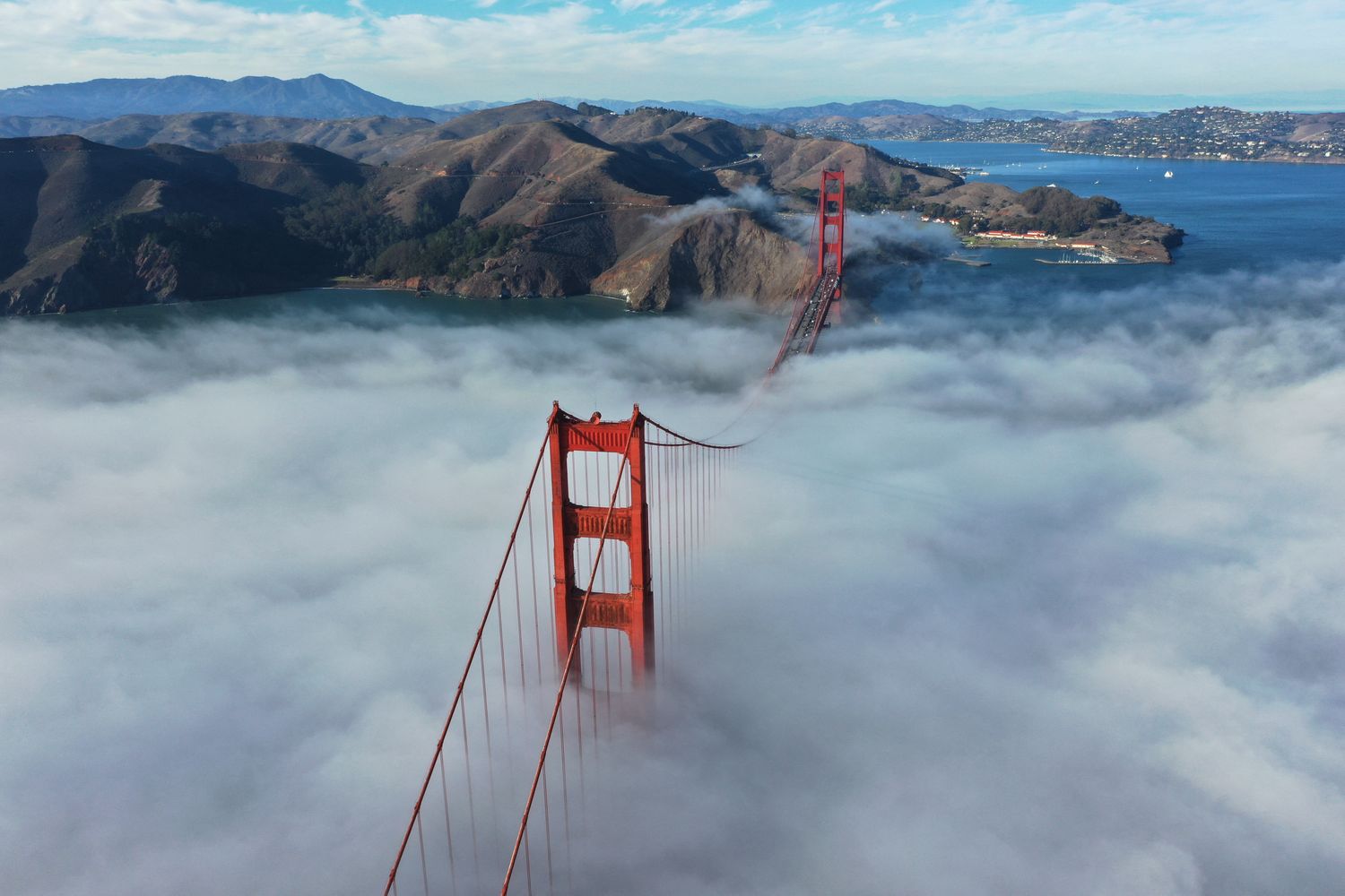 Il Golden Gate Bridge di San Francisco avvolto dalla tradizionale nebbia
