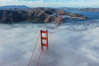Il Golden Gate Bridge di San Francisco avvolto dalla tradizionale nebbia