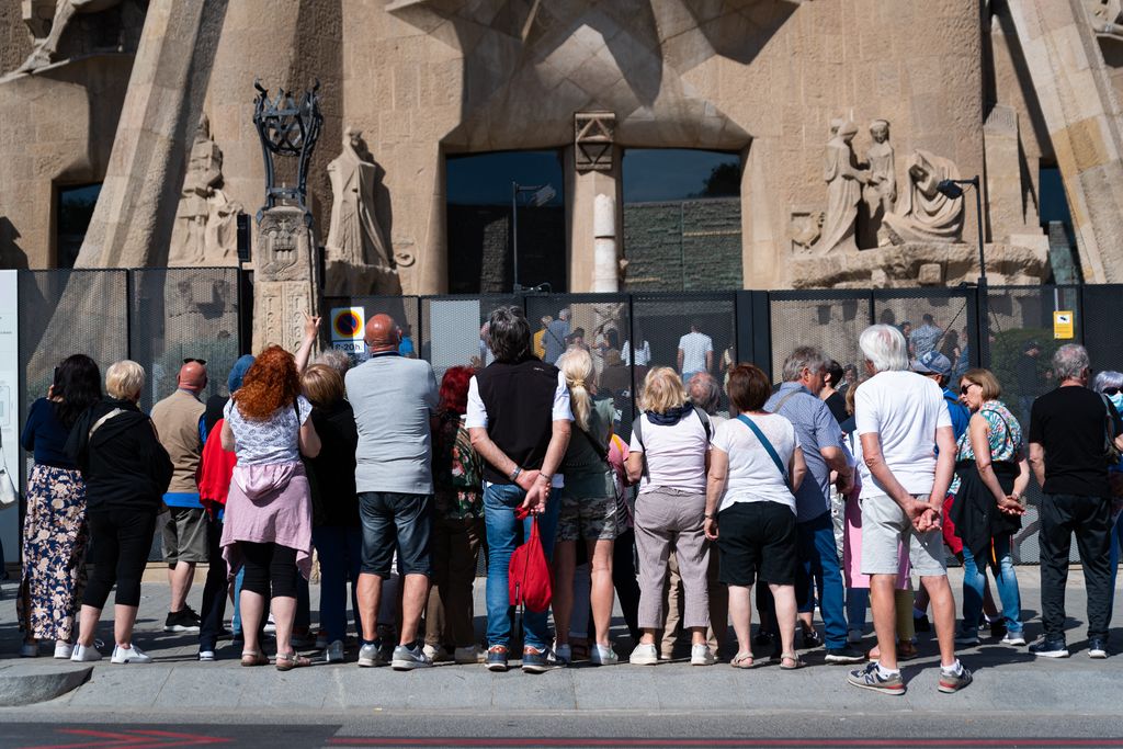 Turisti davanti alla Segrada Fam&igrave;lia di Barcellona&nbsp;