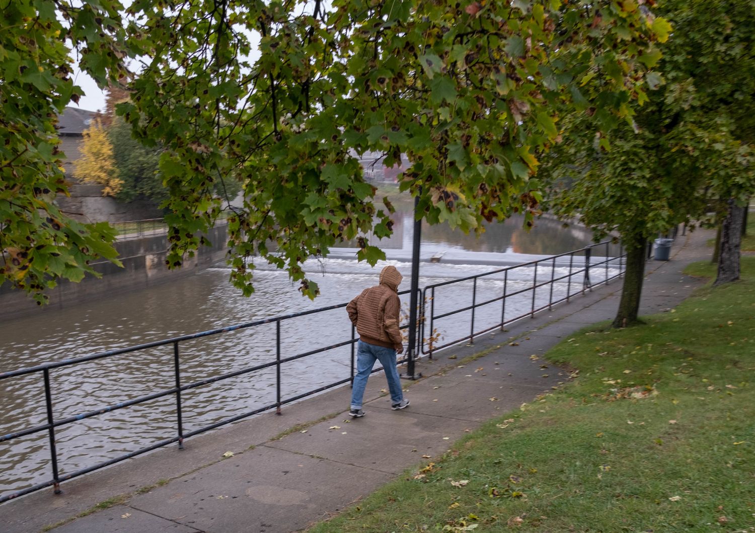 Un uomo passeggia lungo il fiume Flint&nbsp;