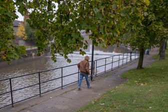 Un uomo passeggia lungo il fiume Flint&nbsp;