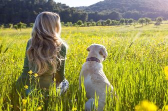 Una donna con il suo cane Labrador&nbsp;