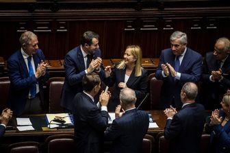 Giorgia Meloni circondata dai ministri alla Camera