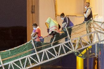 Migranti scendono dalla nave geo Barents a Catania&nbsp;