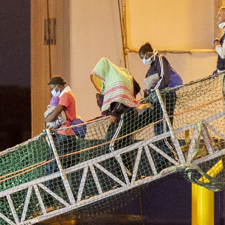 Migranti scendono dalla nave geo Barents a Catania&nbsp;
