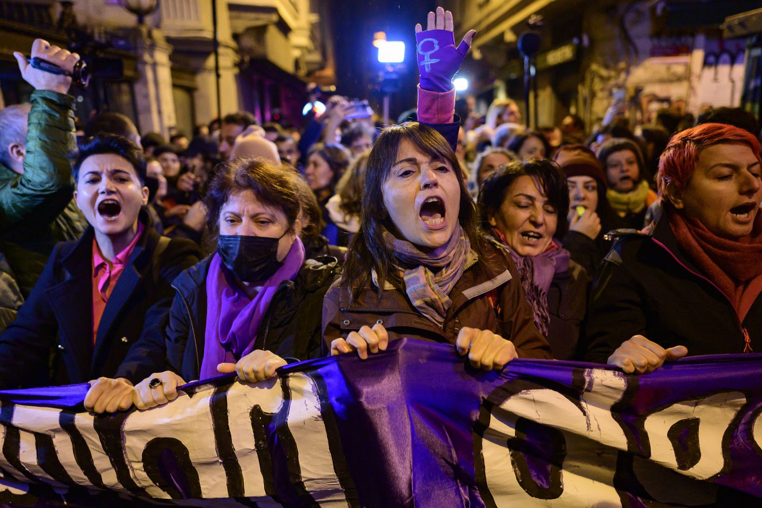 Donne in piazza a Istanbul
