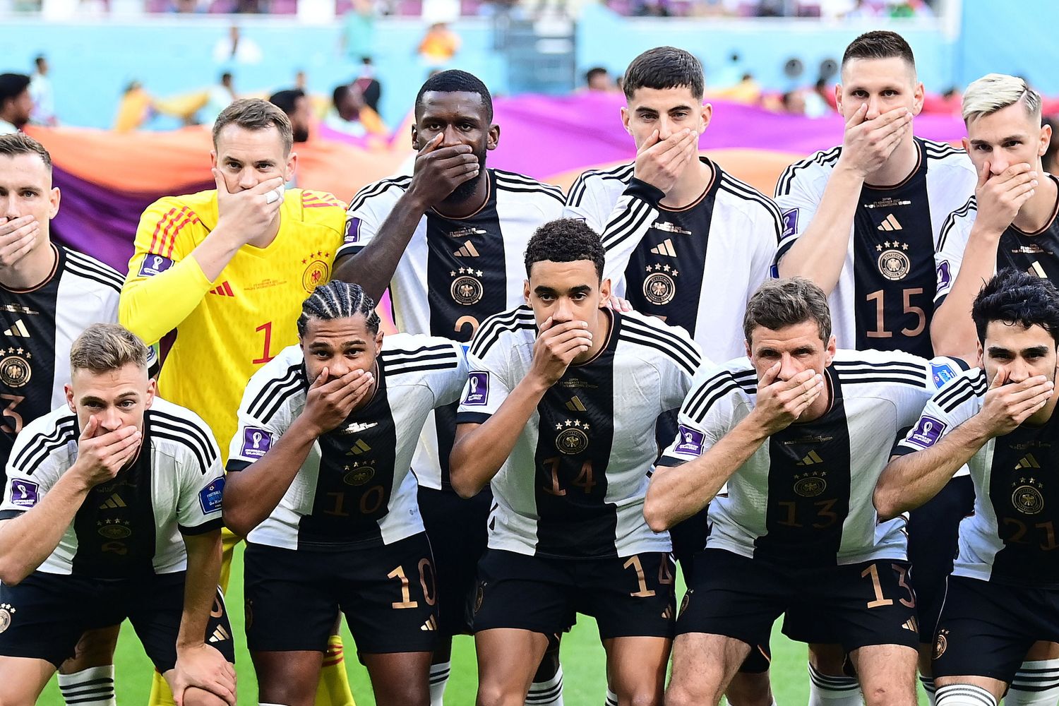 Protesta simbolica della formazione tedesca con la mano davanti alla bocca, a favore dei diritti umanitari