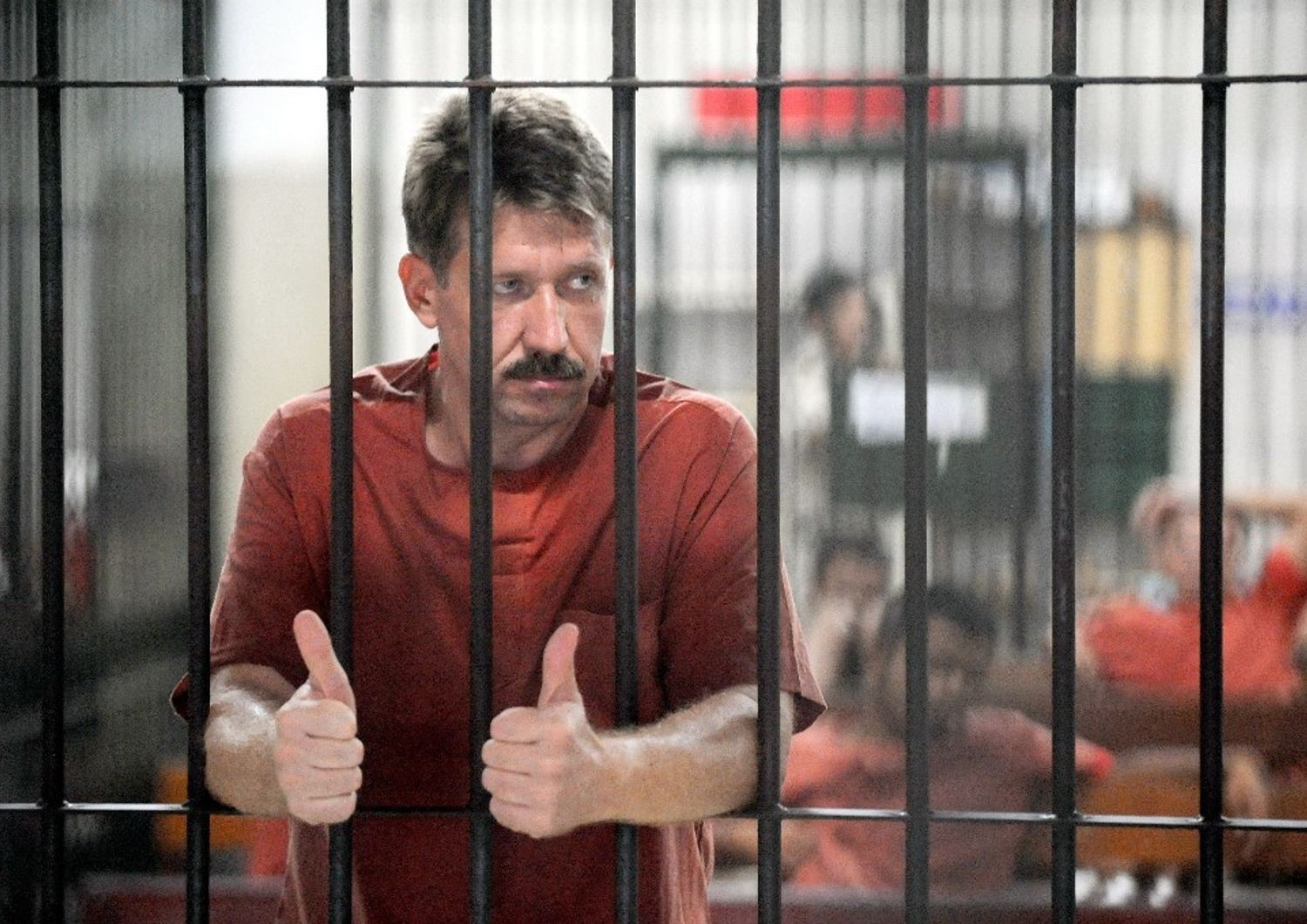 Il trafficante d'armi russo Viktor Bout durante un'udienza al tribunale penale di Bangkok, nel 2009&nbsp;