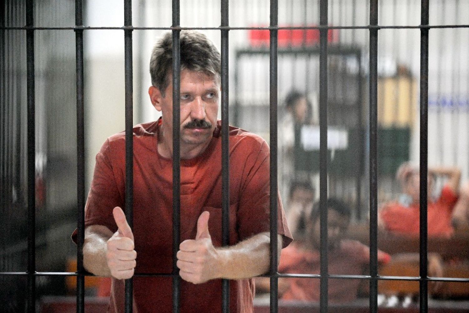 Il trafficante d'armi russo Viktor Bout durante un'udienza al tribunale penale di Bangkok, nel 2009&nbsp;
