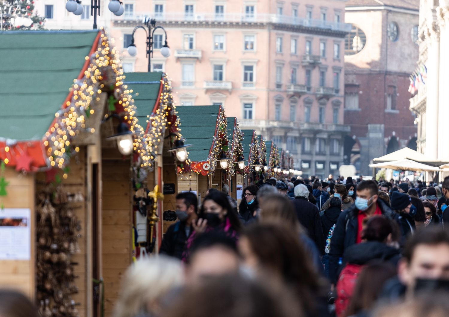 Natale 31 milioni a caccia di regali nei mercatini