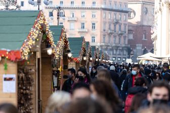 Natale 31 milioni a caccia di regali nei mercatini